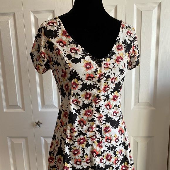 Floral Button up & Tie in the back dress - Picture 1 of 8